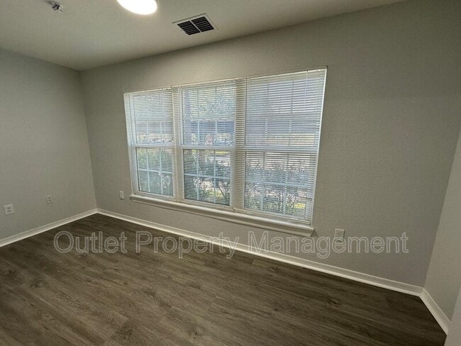 Photo - 5467 Vineland Rd Unidad #6106