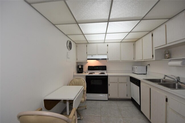 Photo - 525 N Ocean Blvd Unidad 522