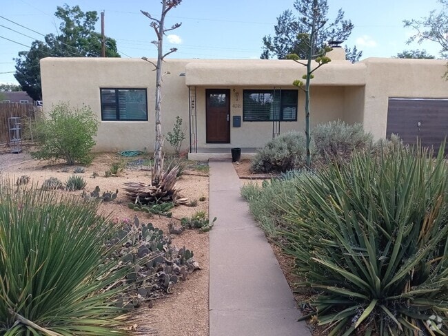 Building Photo - Beautiful Nob Hill Home with gourmet kitch...