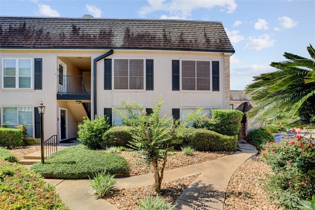 Building Photo - 1807 Stoney Brook Dr Unit 204