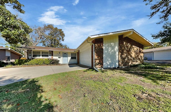 Building Photo - 920 S Waterview Dr