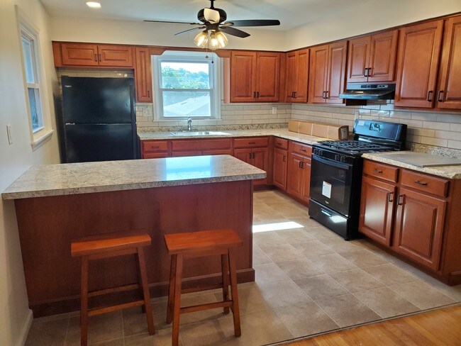 Kitchen with Island and Stools - 216 Glen Ave Apartamentos Unidad Second Floor