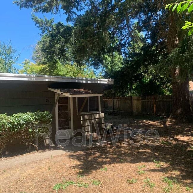 Photo - 940 SE N St