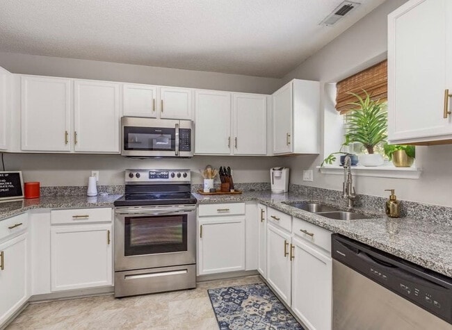 Photo - Room in House on Wiltshire Pl