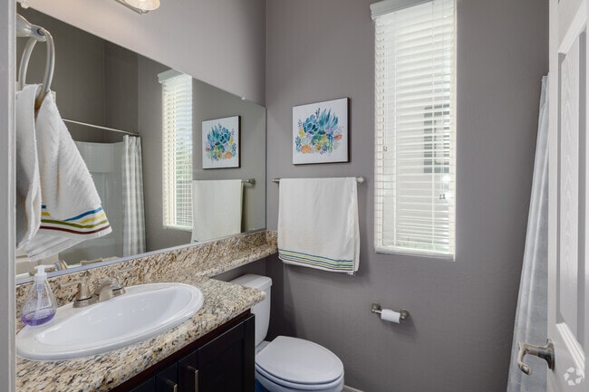 2BR, 2BA - 962SF - Bathroom