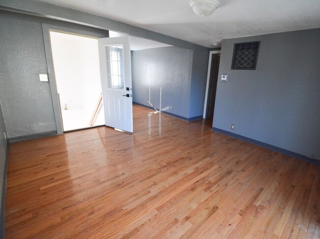 Photo - Spacious 5 Bed House with Custom Features Available For Rent!