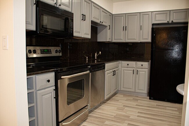 ONE11 RESIDENCES - 14 MILE WEST - ONE11 RESIDENCES - 14 MILE WEST Condo