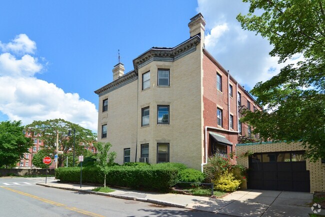 Building Photo - 923 Beacon St Rental