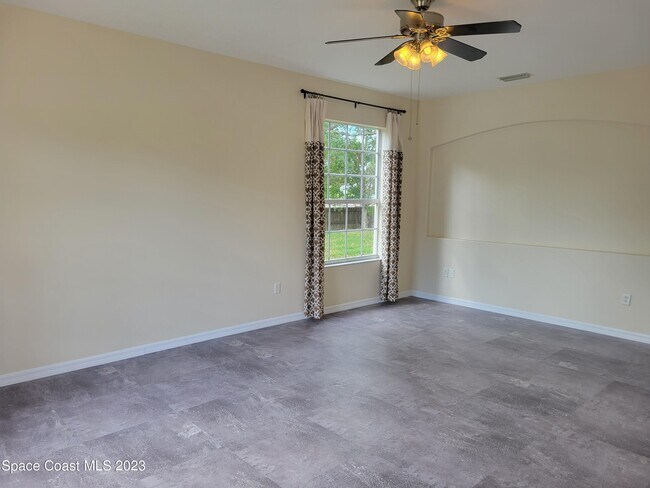 Photo - 950 Nixon Cir NE