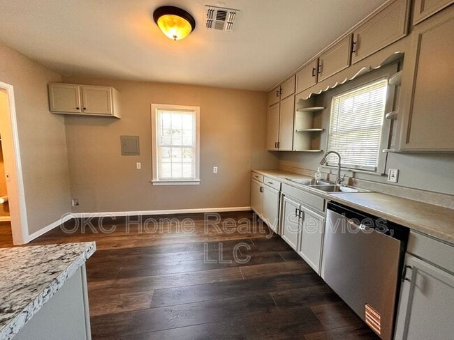 Photo - 234 W Thatcher St