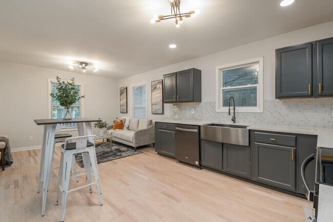 Photo - 904 Smith St SW