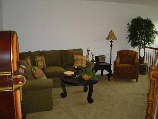 large 2nd floor loft space with plenty of possibilities