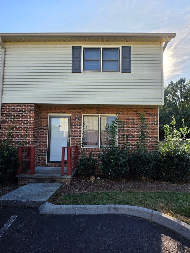 Building Photo - 1800 Seminole Dr Unit Chestnut 29