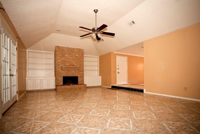 Photo - 6318 Crakston St