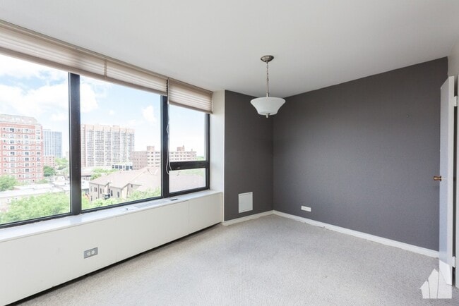Building Photo - 3930 N Pine Grove Ave Unit 901