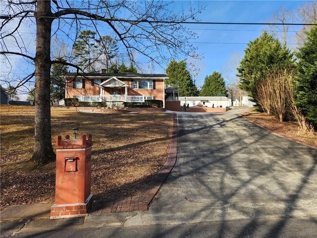 Building Photo - 2959 Pine Hill Dr