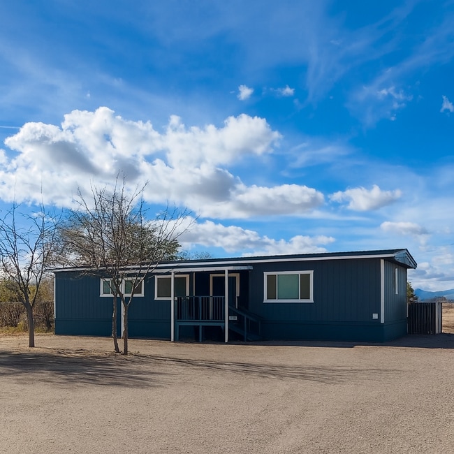 Building Photo - Charming 3 Bedroom Home