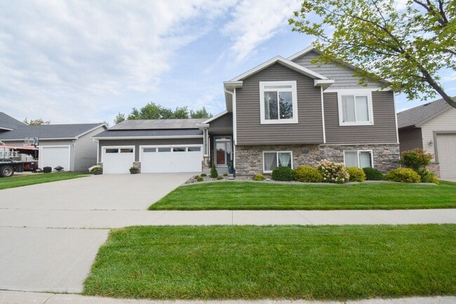 Building Photo - 5 Bed, 3 Bath Home for Rent – Utilities In...