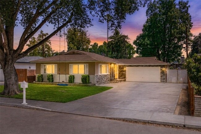 Building Photo - 4869 Serrano Pl