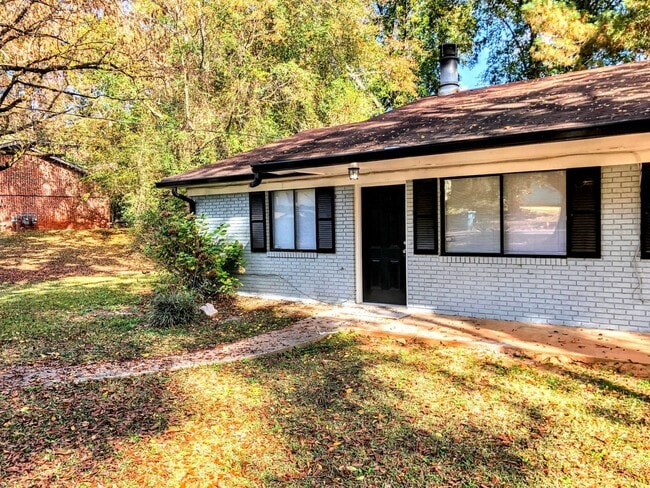 Building Photo - 2 bedroom 1 bathroom Duplex | Landscaping Included