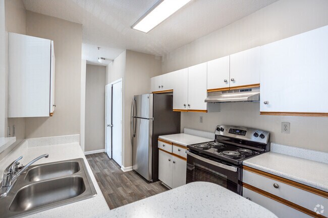 1BR, 1BA - 832SF - Kitchen - Regal Park