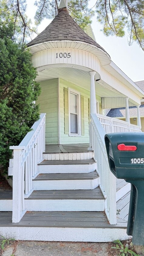 HISTORIC...4 Bedroom 2 Bath - HISTORIC...4 Bedroom 2 Bath