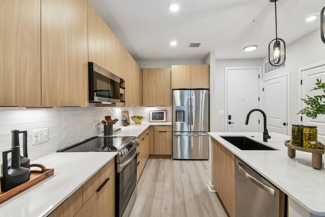 Photo - Aventon Moorefield