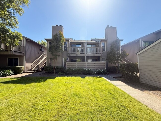 Building Photo - Recently updated top floor 1 bedroom + office with laundry, pool and garage