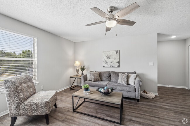 1BR, 1BA - 717SF - Living Room
