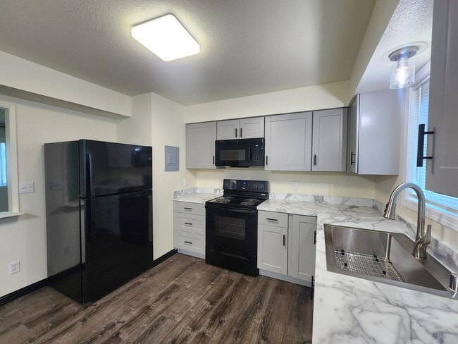 Kitchen - 4004 Cope St Unidad 2