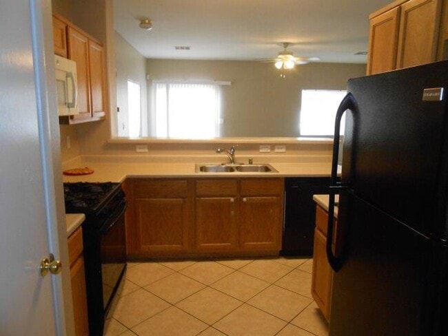Photo - Large Spacious 3 Bedroom Townhome with Com...