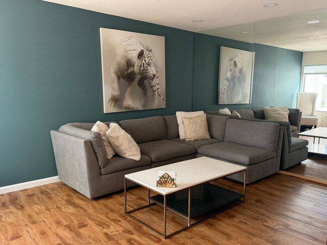 Building Photo - Beautiful 3 bed 3 bath townhome ready for move in!