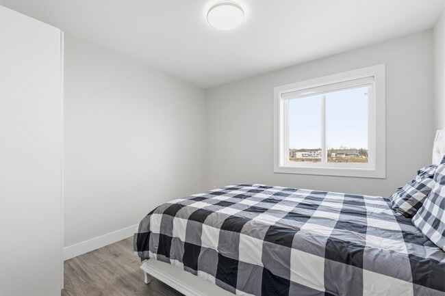 Photo - 15836-15856 56 Ave Unit 3