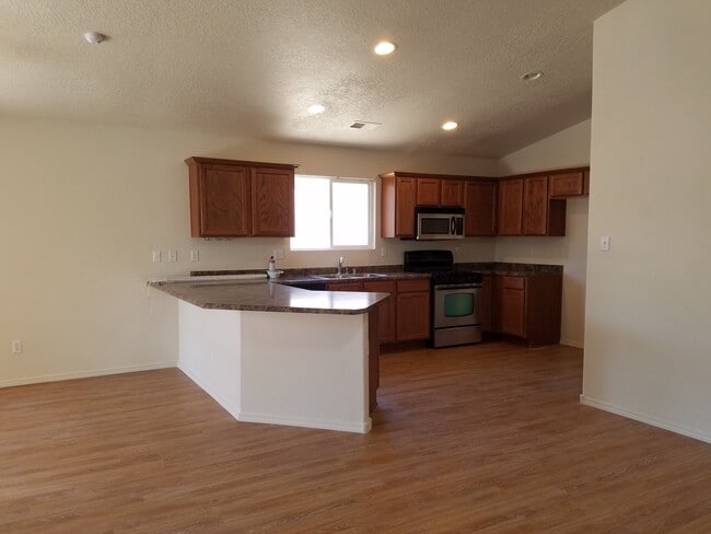 Photo - 3 bed, 2 bath, 1400 sq ft home in Huning Ranch - New Carpet