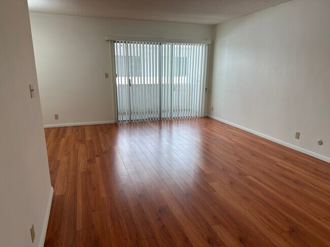 Photo - 1411 N Poinsettia Pl Apartamentos