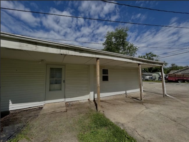 Building Photo - Newly Renovated 2 bedroom 1 Bath Duplex in Noblesville Unit B