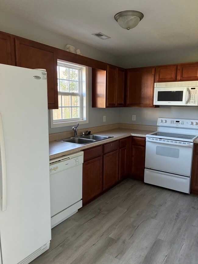 Photo - Delightful 2 bedroom 2.5 bath located in Hubert. Just a short drive to Camp Lejeune, area beaches...