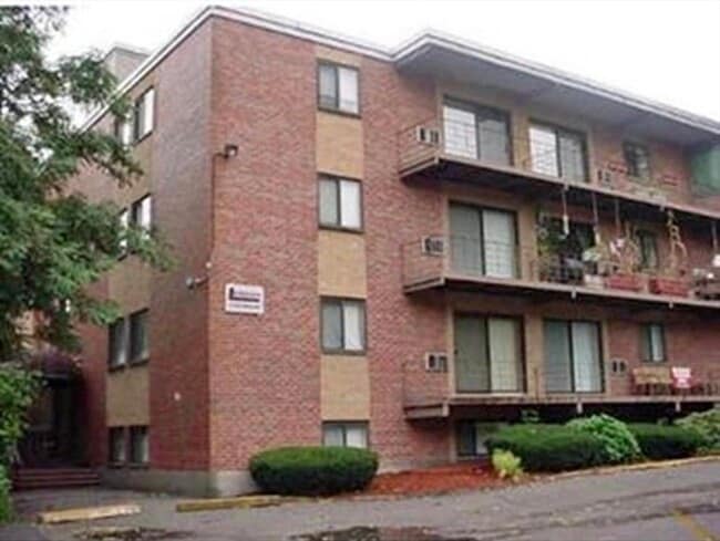 Building Photo - 10 Linda Ln Unit 2