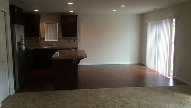 Photo - Luxurious Home in Lynnwood with 4 bed and 2.5 Bath