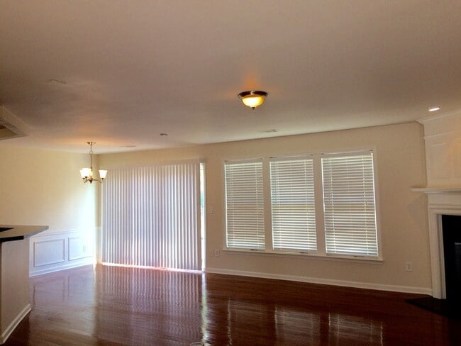 Photo - 3274 Saville St SW