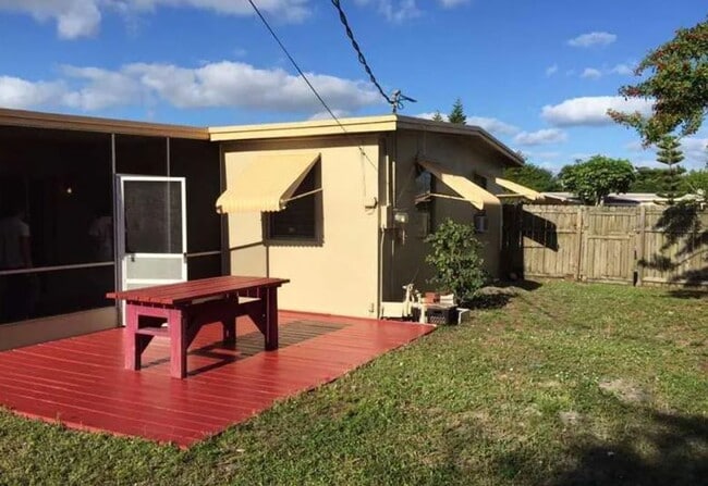 Photo - The perfect 3/1 single home in Pompano Beach - Washer and Dryer in unit!