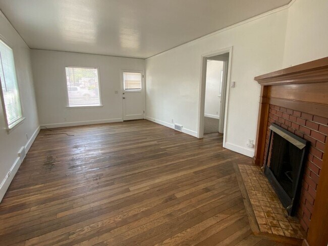 Photo - Charming 3 bed/1 bath home!
