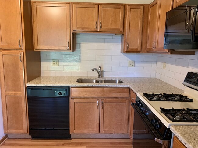 Kitchen - 400 Parkside Dr Unit X