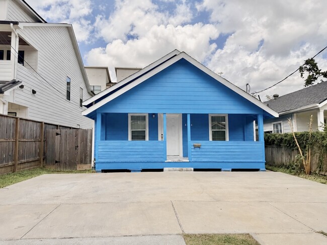 Building Photo - 4224 Marina St