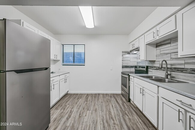 Photo - 1744 W Glendale Ave Unit 8B