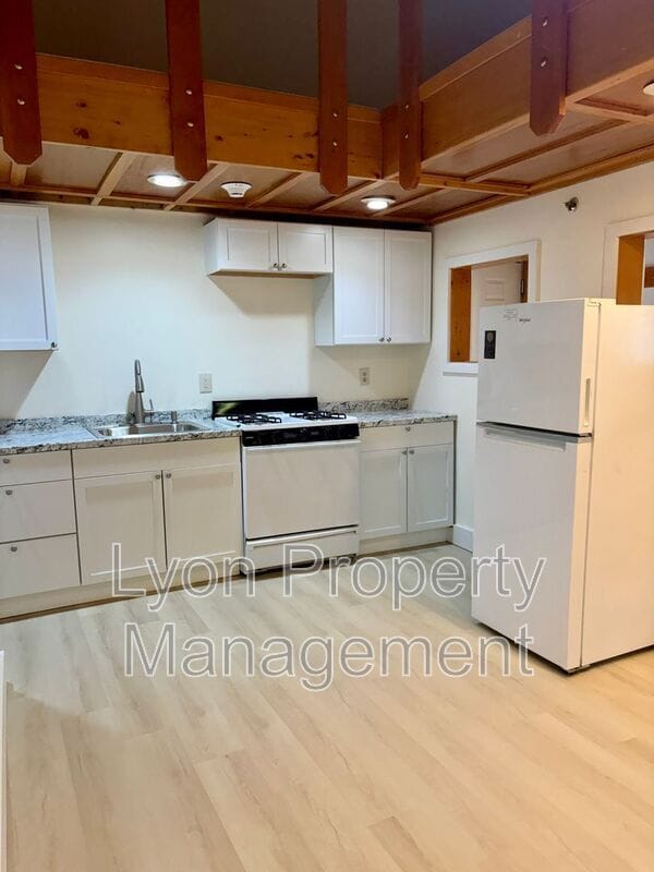 Building Photo - 262 Illinois St Unit 4