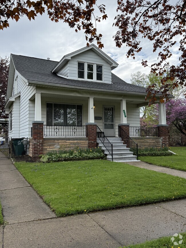 Building Photo - 516 University St Rental