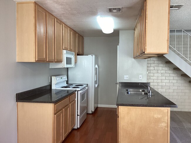 Photo - 460 W Alamos Ave
