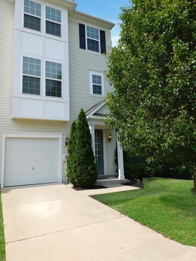 Building Photo - Pet Friendly 3 level End Unit Town Home wi...