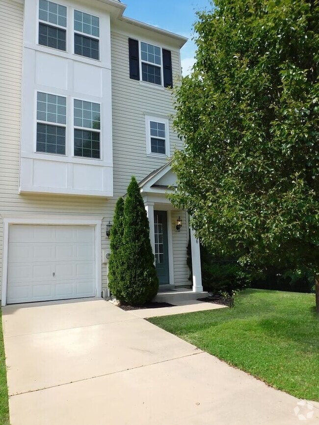 Building Photo - Pet Friendly 3 level End Unit Town Home wi...